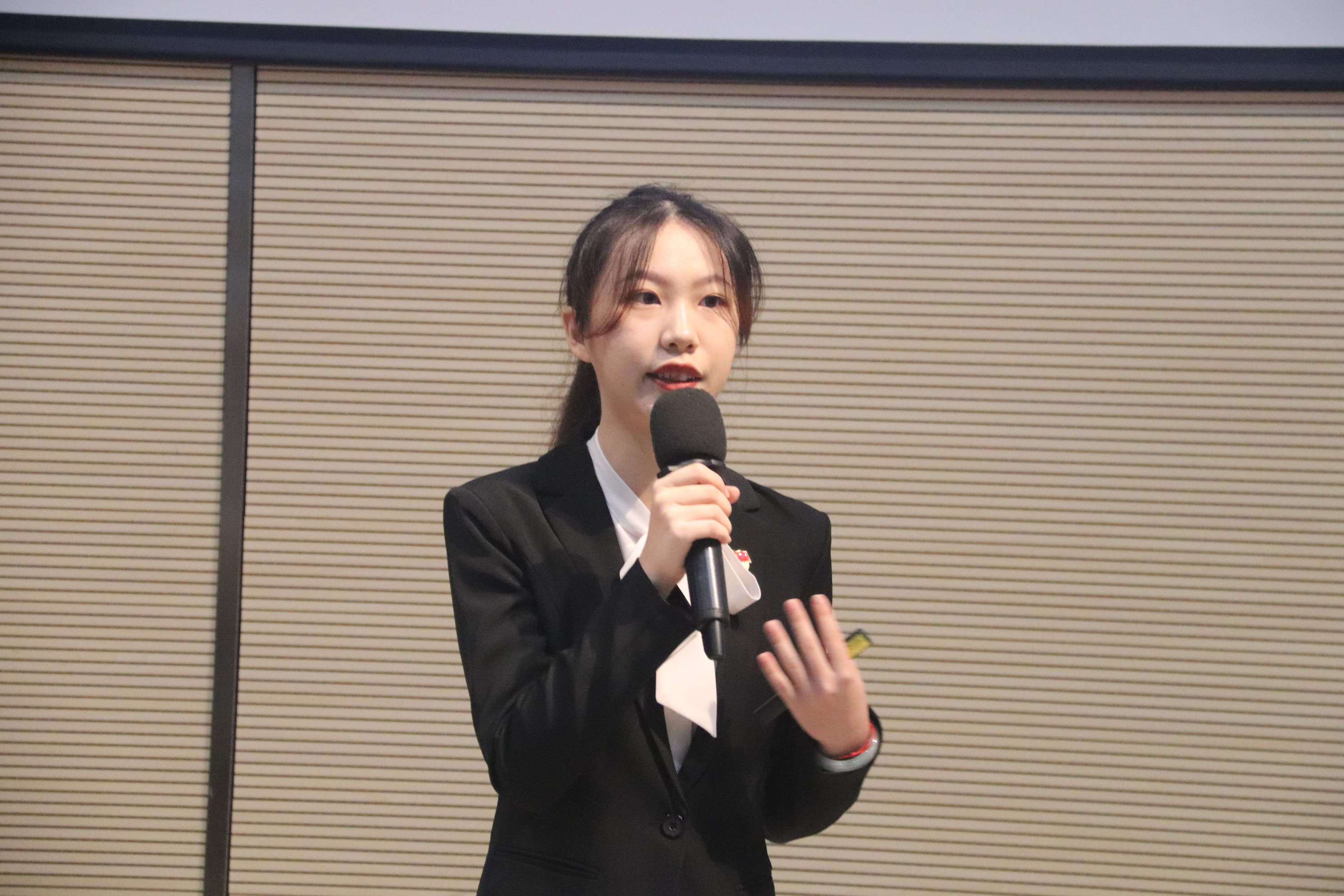 管理学院赖薇自我展示.jpg