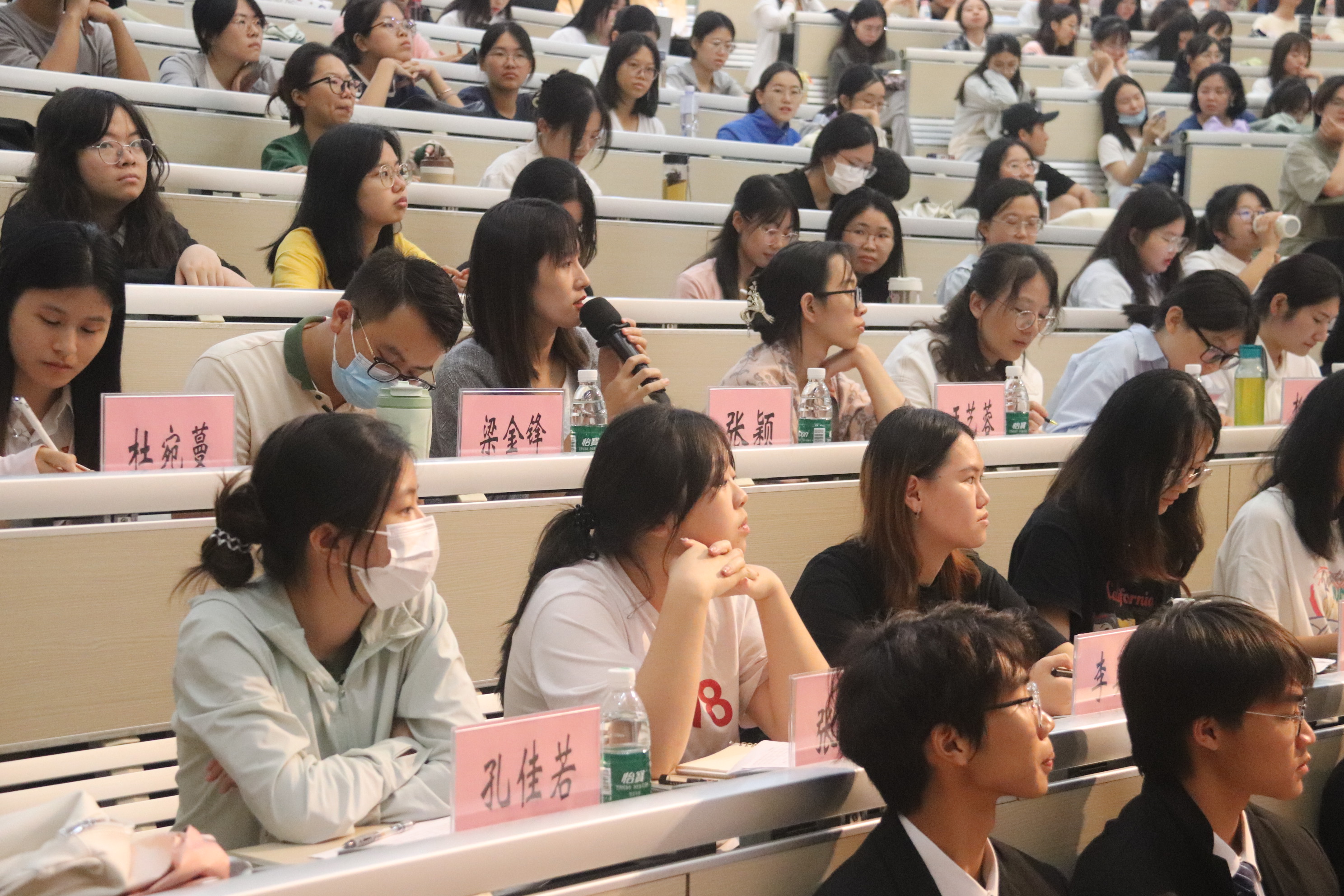 观众座无虚席.JPG
