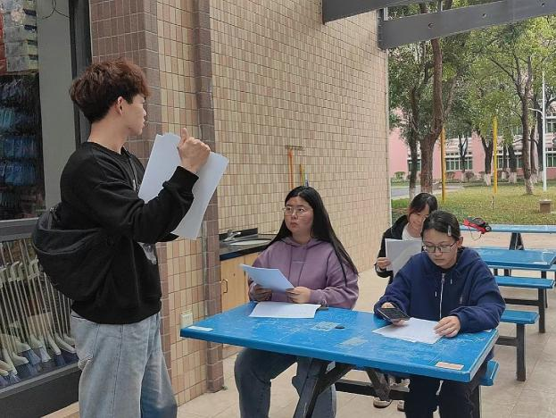 工作人员在进行工作总结.png 工作人员在进行工作总结.png