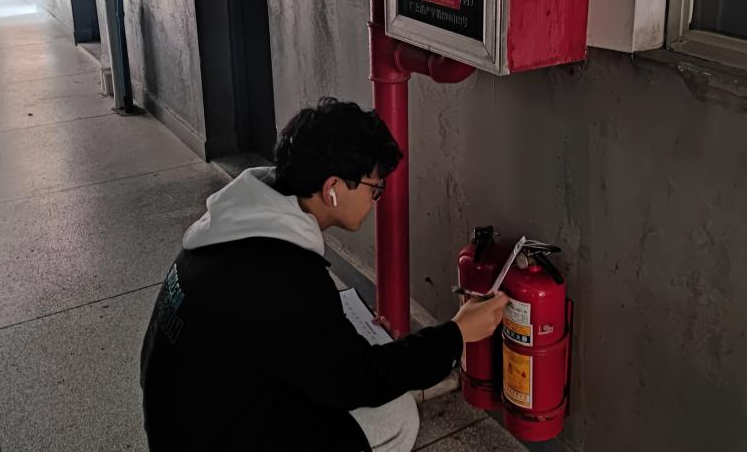 工作人员在红蓝公寓检查.png 工作人员在红蓝公寓检查.png