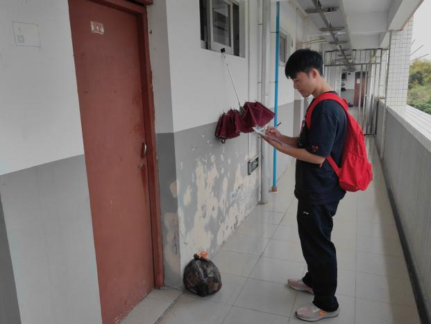 工作人员在北区宿舍检查.png 工作人员在北区宿舍检查.png